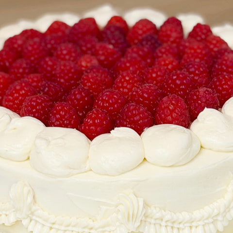 Tarta con frambuesas, rellena de frutos del bosque y crema de queso. ♥️ Versión Especial