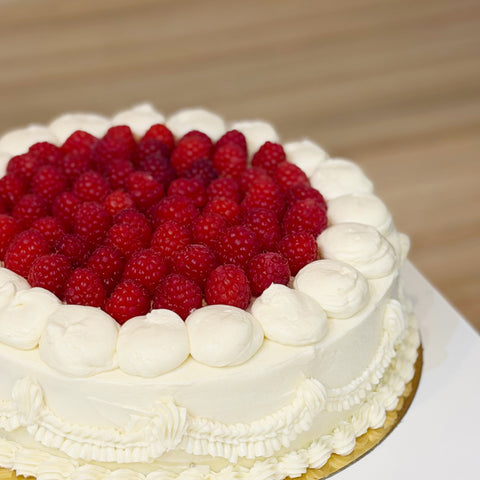 Tarta con frutos del bosque decorada con frambuesas. ♥️ Versión Especial