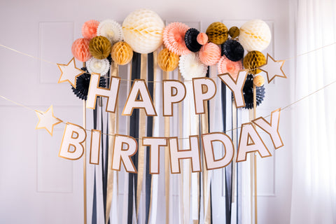 Banner Happy Birthday, letras doradas.