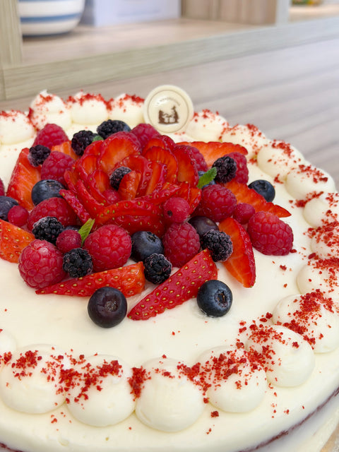 Tarta Red Velvet decorada con frutas, con frosting de queso!