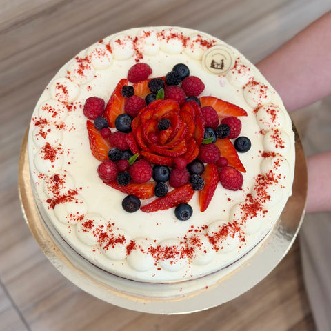 Tarta Red Velvet decorada con frutas, con frosting de queso!