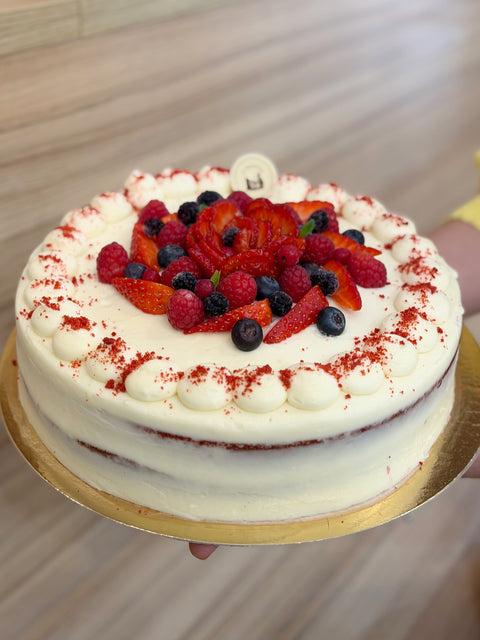 Tarta Red Velvet decorada con frutas y  frosting de queso 🍓.