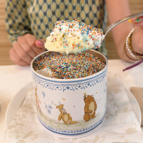 Dot Cake en Lata de Regalo Reutilizable – El Postre Viral que Cruje en Cada Bocado
