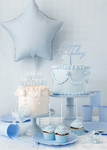 Topper acrílico “Happy Birthday” azul claro para tarta.