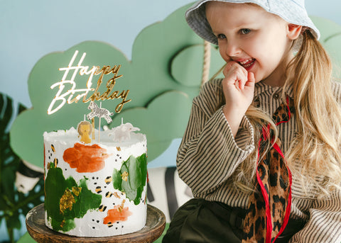 Topper acrílico “Happy Birthday” en brillo dorado
